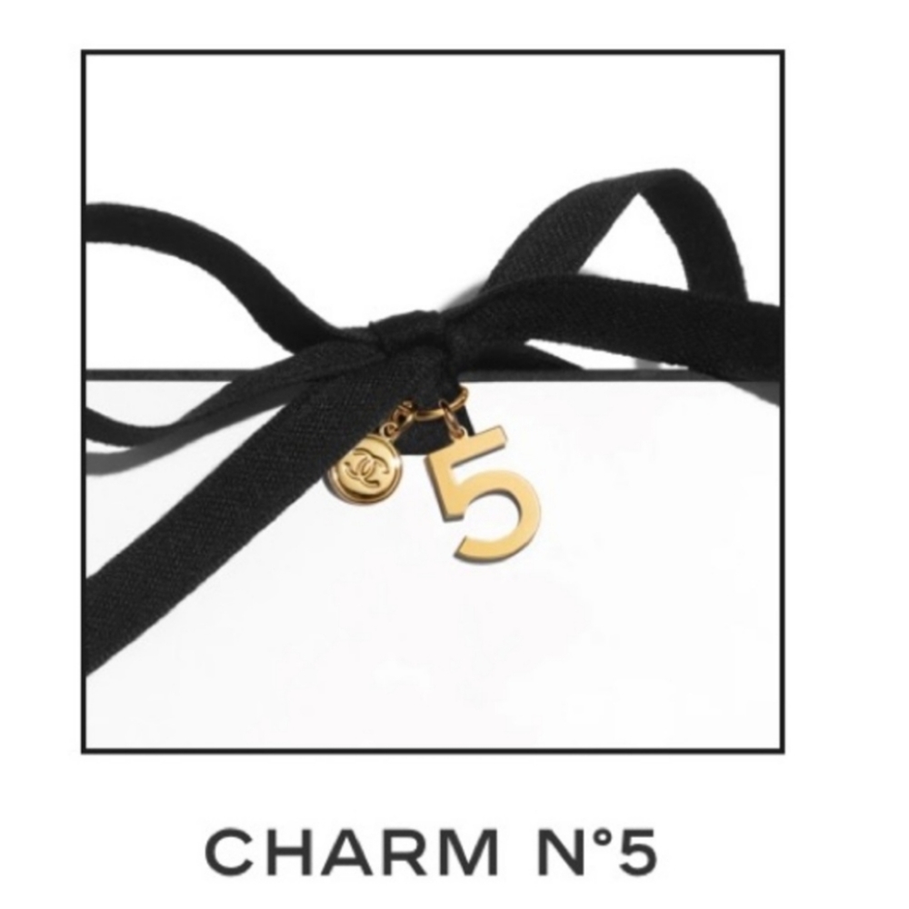 CHANEL Beauty Charm Number 5 Gold Double Charm Limited Edition Authentic NEW - Picture 2 of 3
